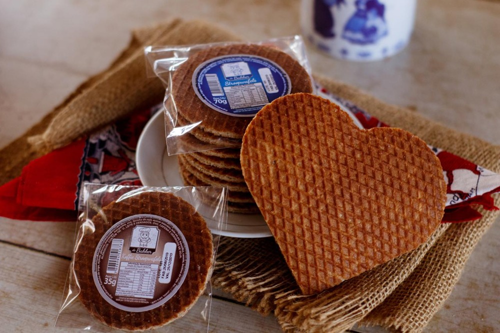 Stroopwafel deBakker em formato de coração com produtos da marca