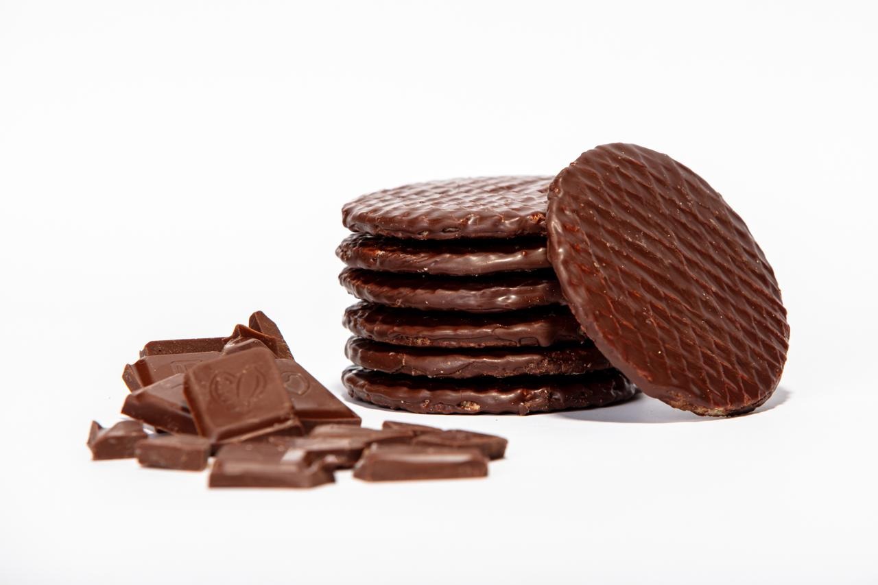 Stroopwafels DeBakker com chocolate, acompanhados de pedaços de chocolate