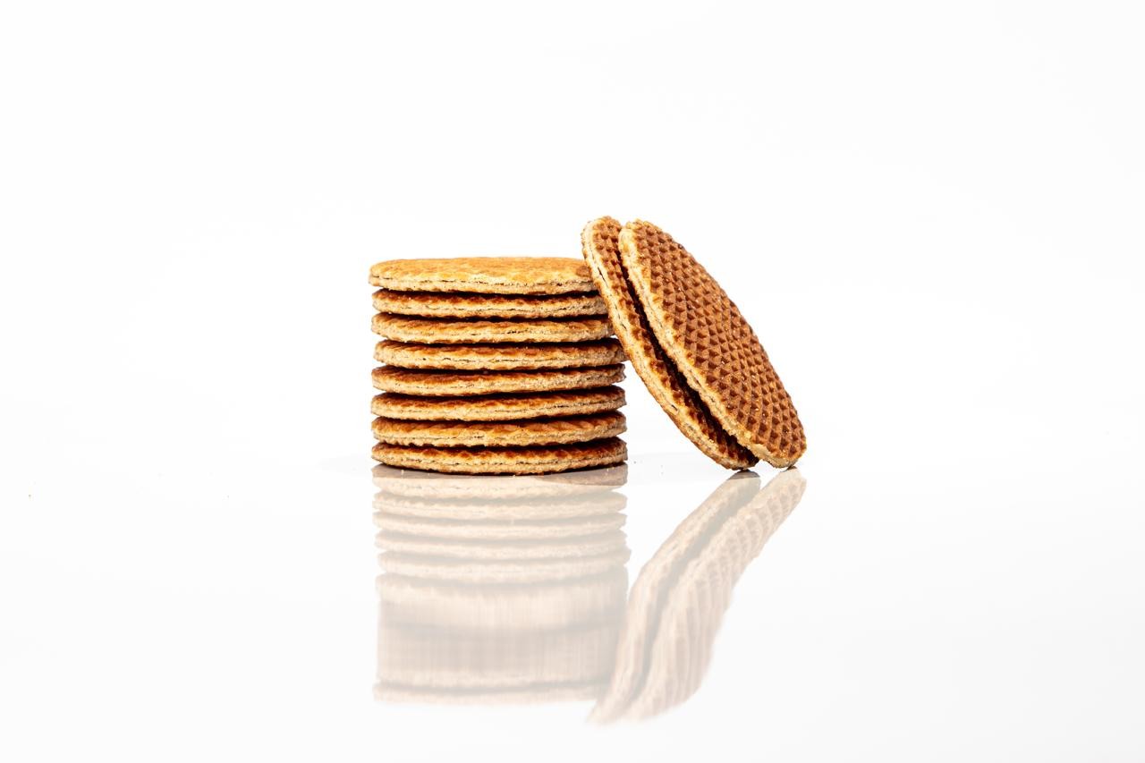 Stroopwafels tradicionais DeBakker empilhados, com detalhe do recheio de caramelo